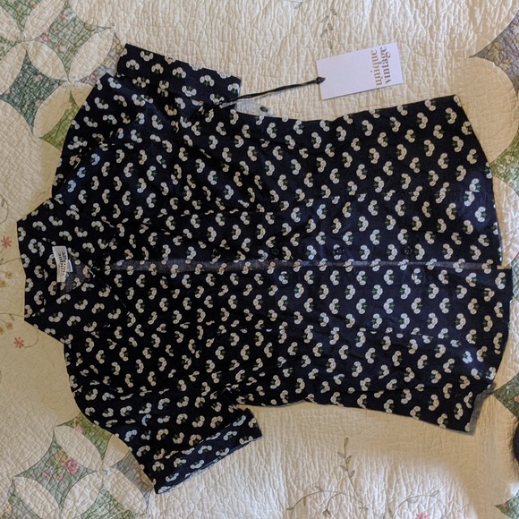 Unique Vintage Tops - Unique Vintage Daisy Print Button Down Top | Size Small